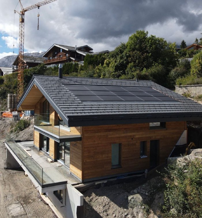 Installation panneaux solaires sur toiture en Valais