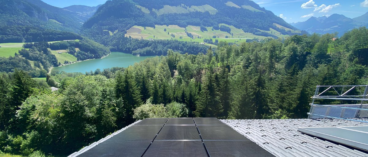 Toiture solaire complète en Valais, exemple de réalisation Glob-Solar
