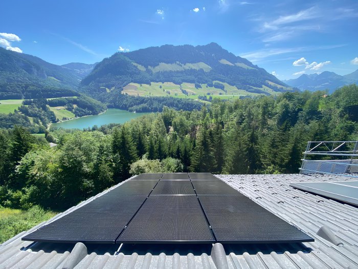 Chantier photovoltaïque Glob-Solar, pose en toiture
