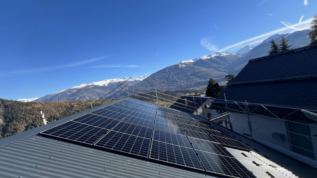 Installation photovoltaïque sur hangar agricole valaisan, chantier Glob-Solar
