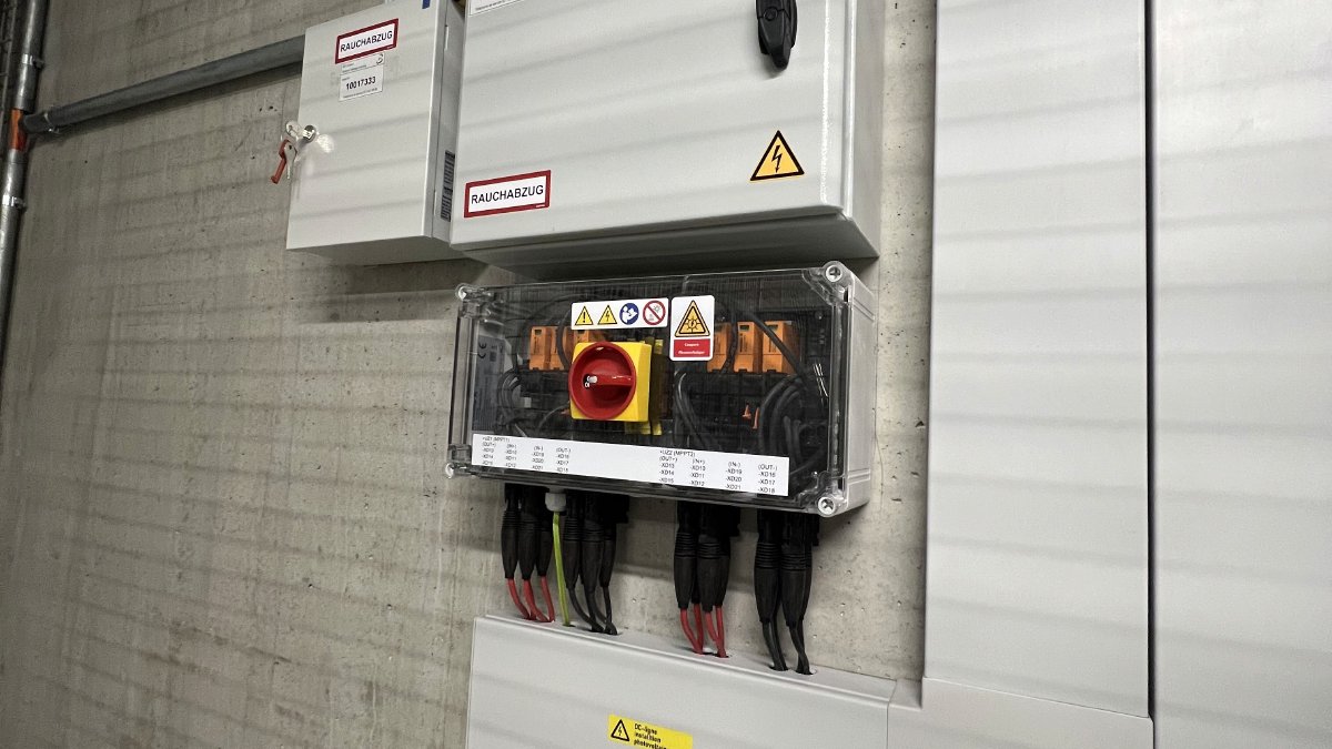 Installation photovoltaïque sur toiture industrielle en Valais, chantier Glob-Solar