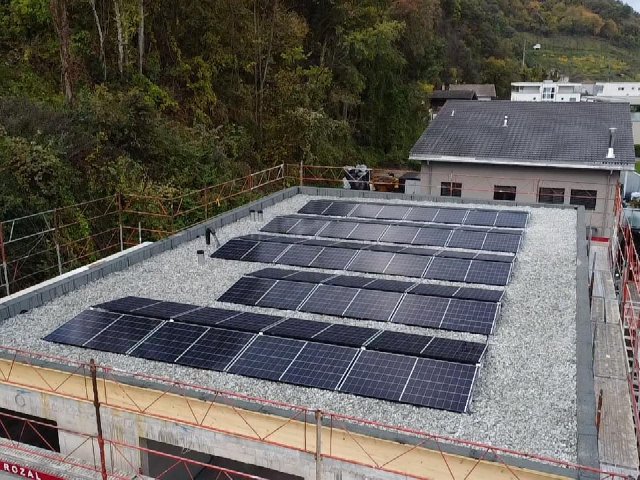 Vue aérienne d'une pose en cours, modules alignés