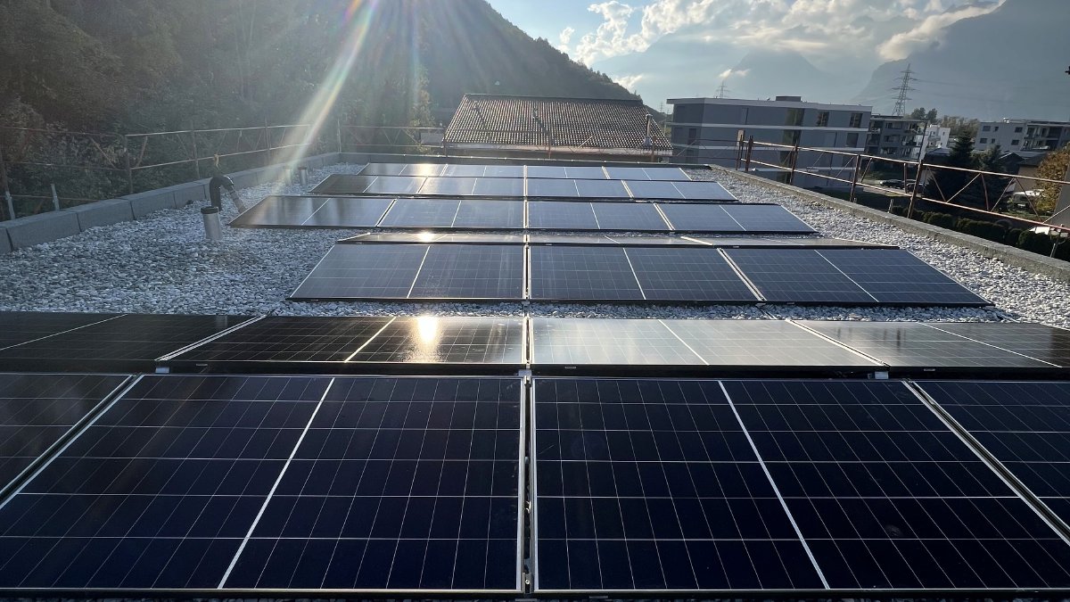 Écosystème panneaux solaires, batterie et borne de recharge installé en Valais
