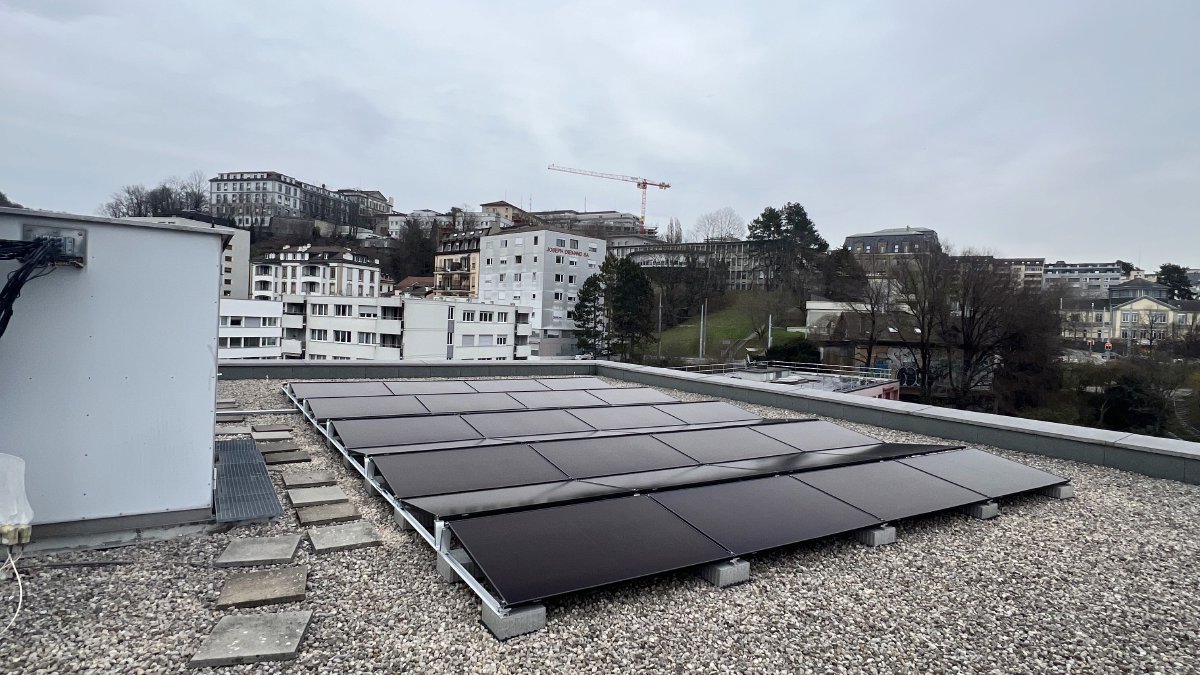 Batterie murale raccordée à l'onduleur hybride en local technique d'une maison valaisanne