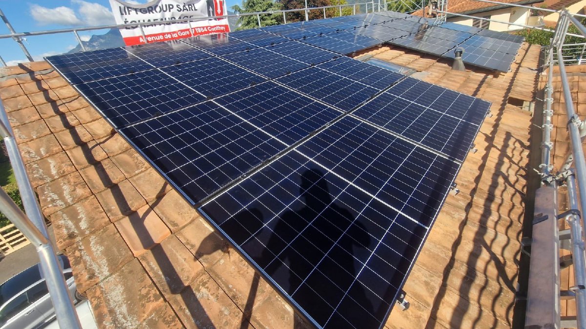 Chantier photovoltaïque Glob-Solar en Valais, couverture cantonale