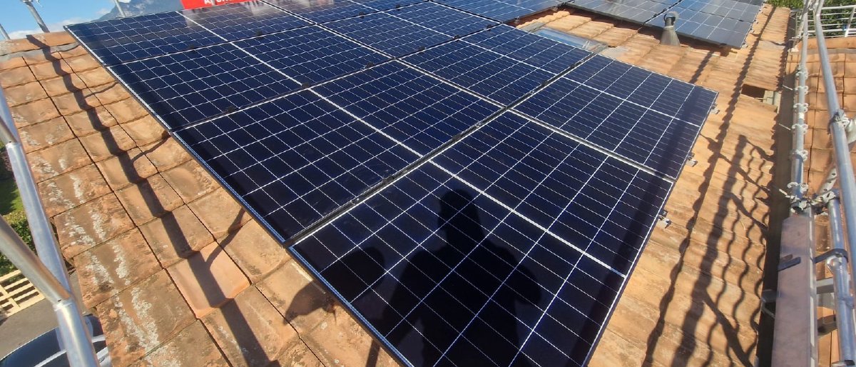Galerie de chantiers photovoltaïques Glob-Solar en Valais, quatre profils, un seul installateur