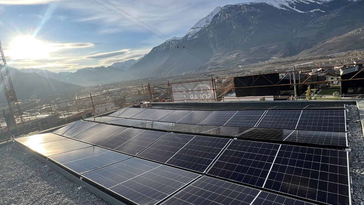 Pose photovoltaïque sur villa sédunoise, chantier Glob-Solar à Sion