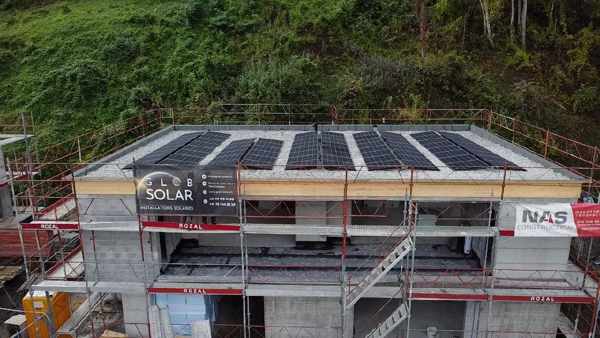 Pose photovoltaïque sur villa familiale en Valais, chantier Glob-Solar
