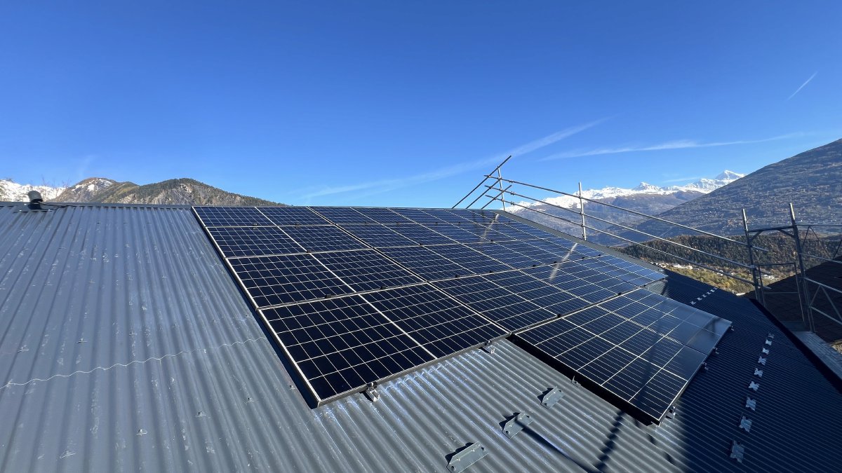 Toiture de hangar agricole équipée de panneaux solaires en Valais