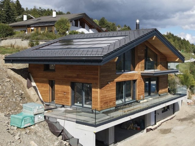 Chalet moderne avec panneaux solaires en Valais