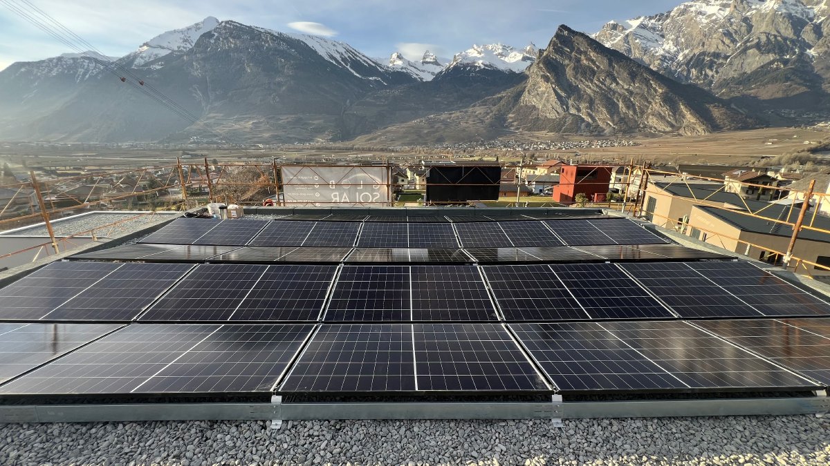 Carport solaire avec panneaux photovoltaïques en Valais