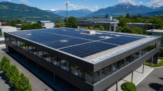 Bâtiment d'entreprise équipé de panneaux solaires