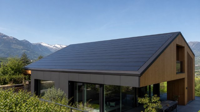 Toiture solaire intégrée sur une maison contemporaine en Valais